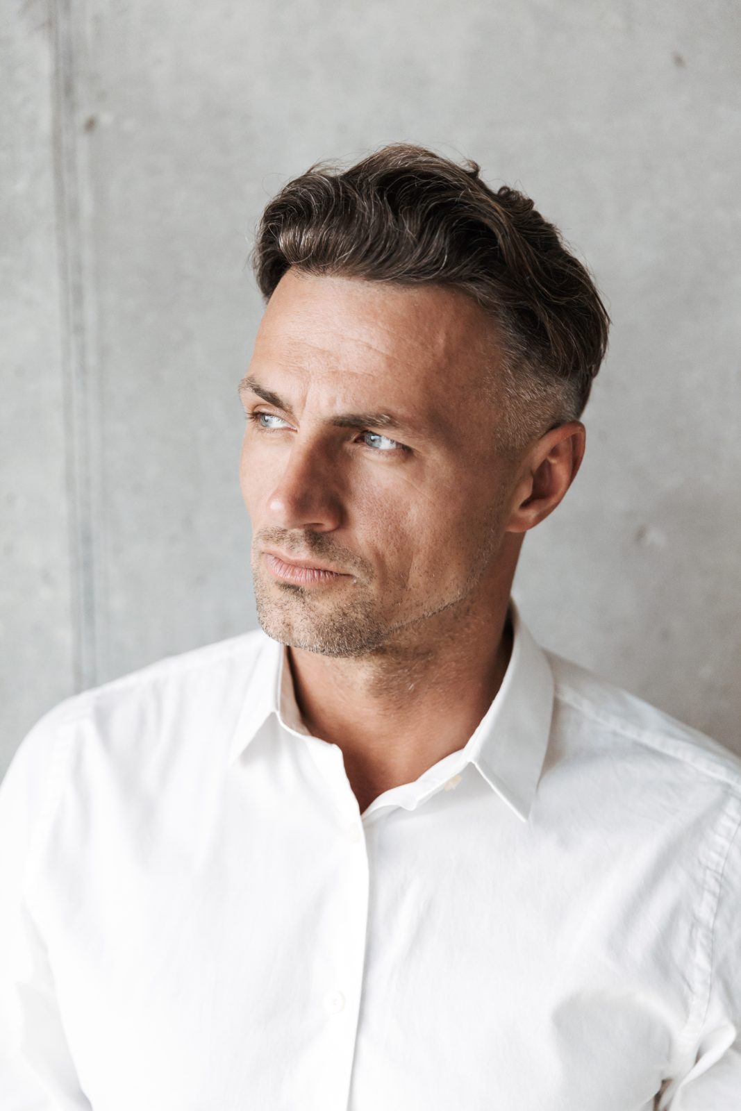 homme de 50 ans avec une coupe de cheveux dégradé bas et de la texture