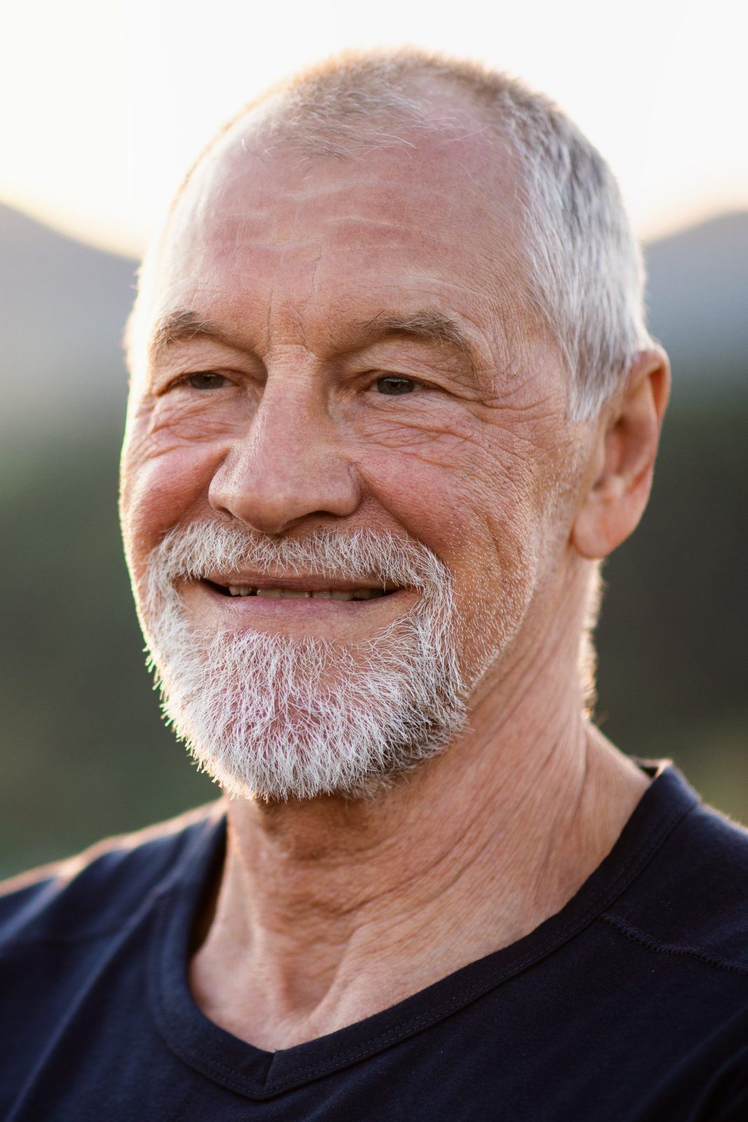 coupe de cheveux courte et buzz cut d'un homme de 70 ans