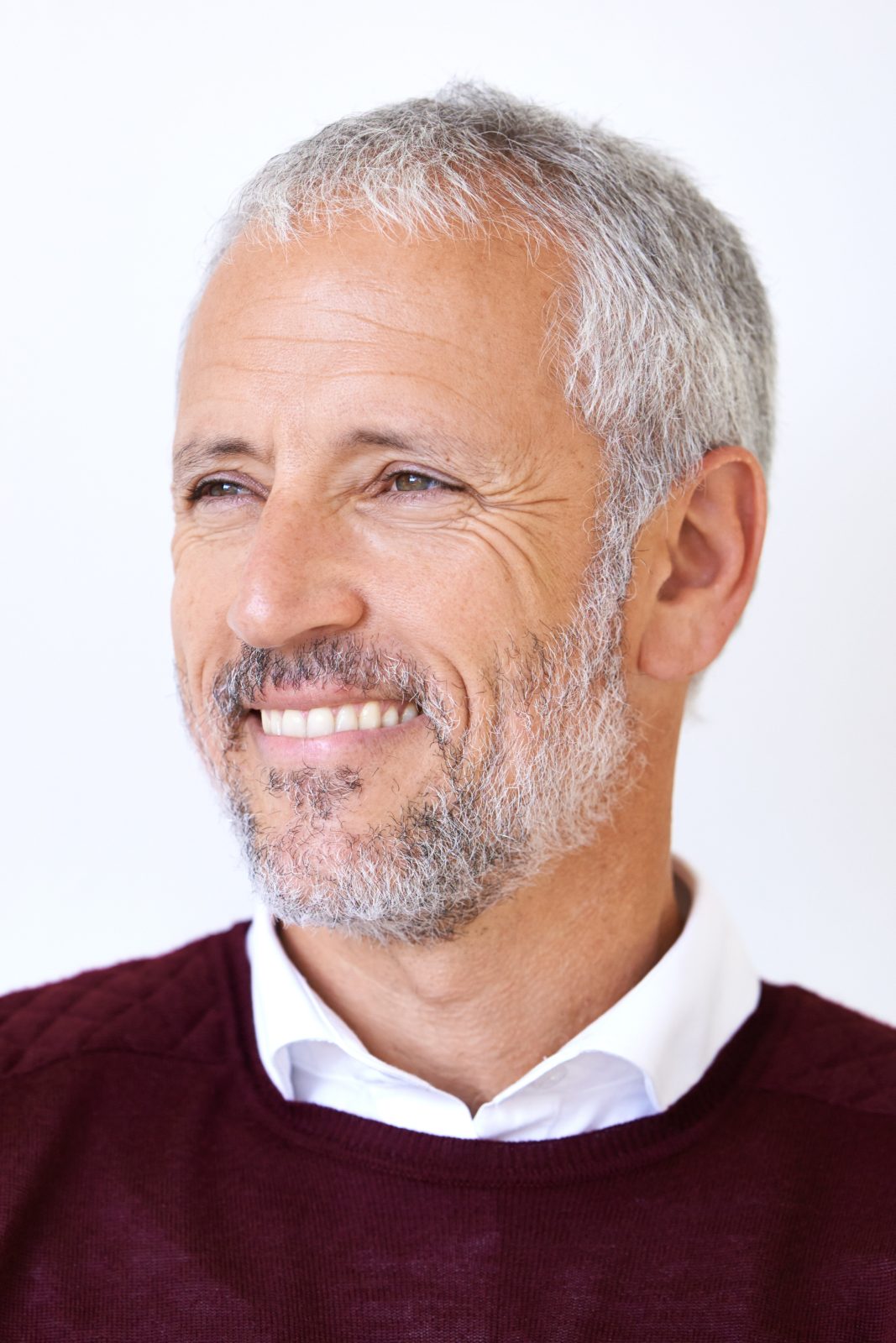 coupe de cheveux courte et buzz cut d'un homme de 70 ans