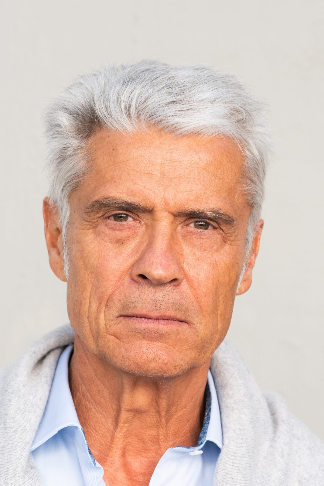 coupe de cheveux courte et classique d'un homme de 70 ans