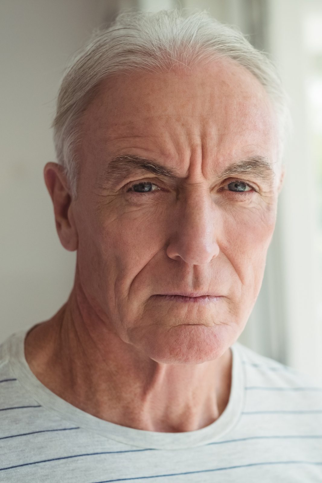 coupe de cheveux dégradé et avec du volume au dessus d'un homme de 70 ans