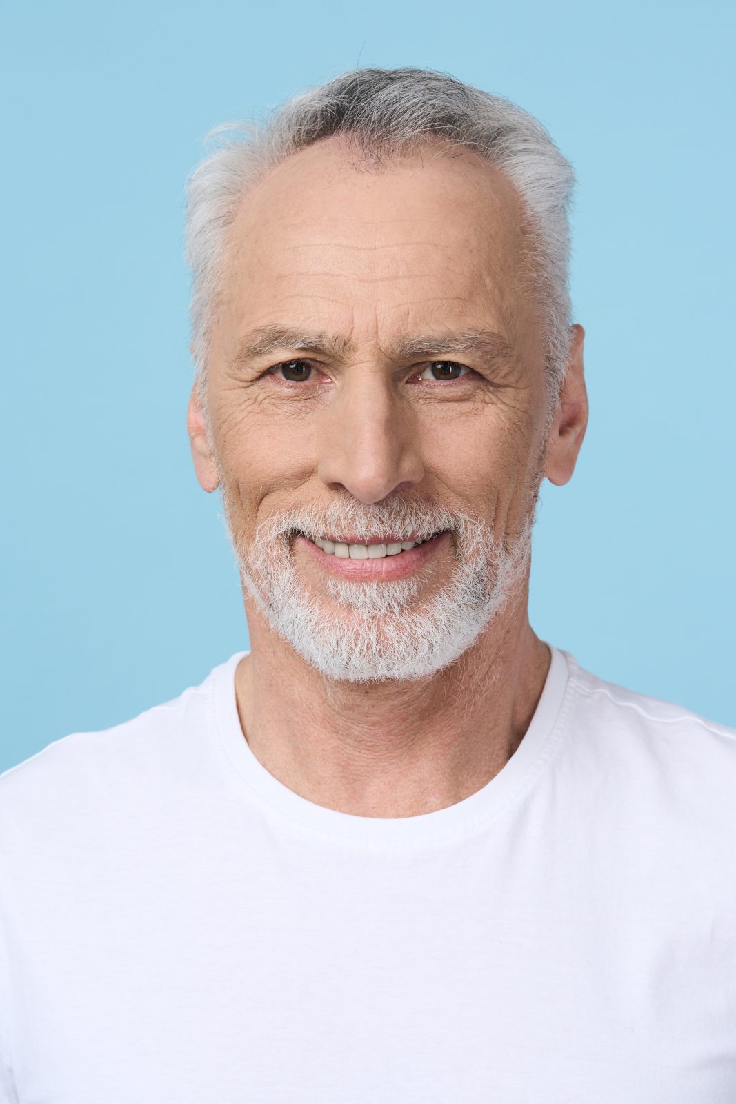 coupe de cheveux dégradé et avec du volume au dessus d'un homme de 70 ans