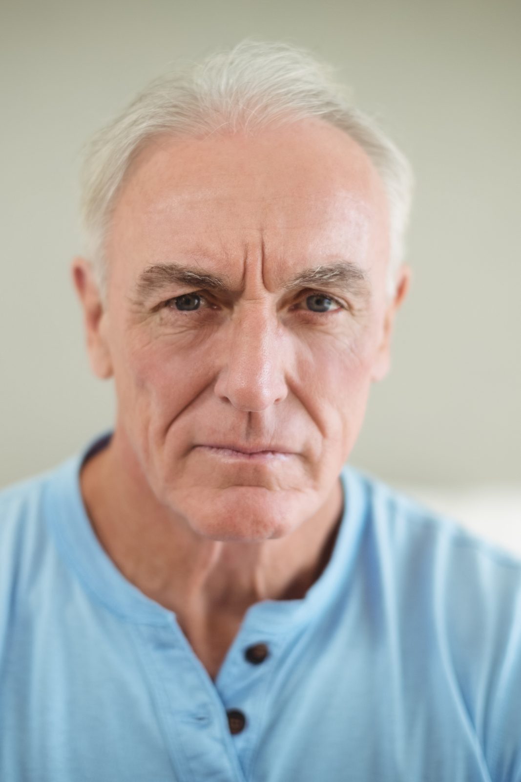 coupe de cheveux simple et soignée d'un homme de 70 ans