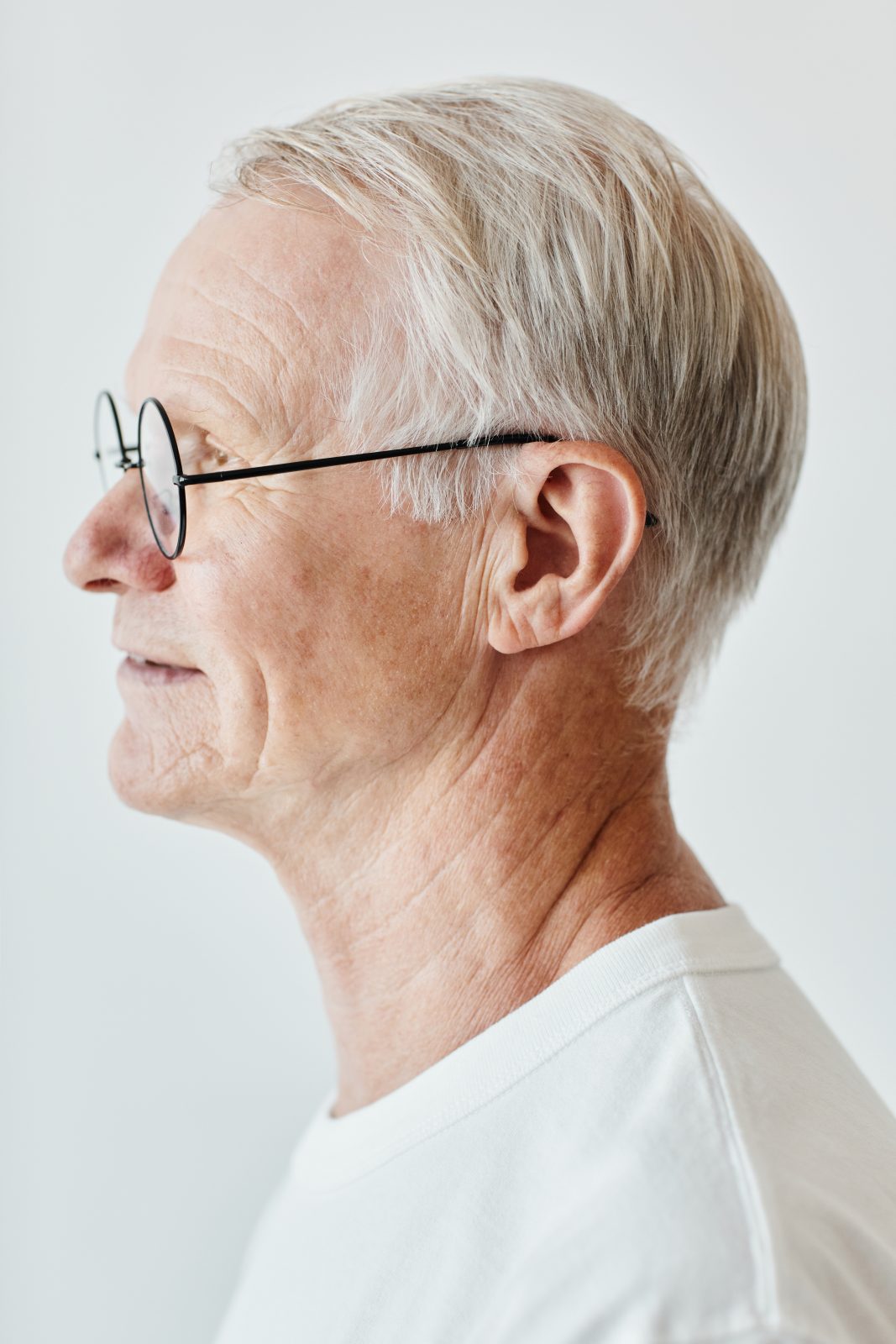 coupe de cheveux simple et soignée d'un homme de 70 ans